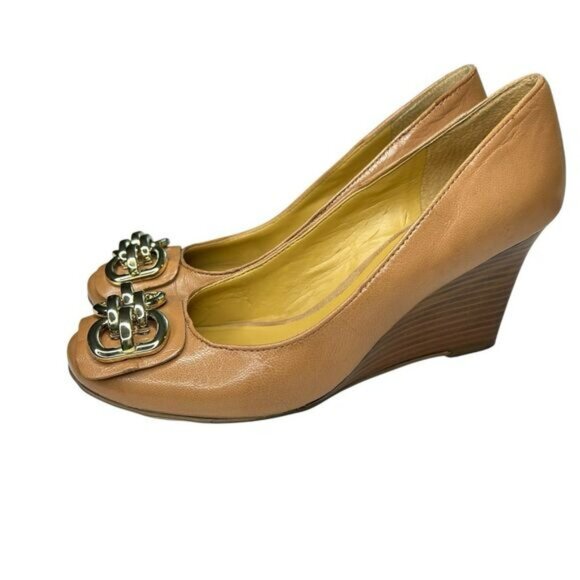 Nine West Stacked Wedge Heel Leather Pumps Camel Tan Gold Tone Hardware Size 6M - Picture 1 of 15